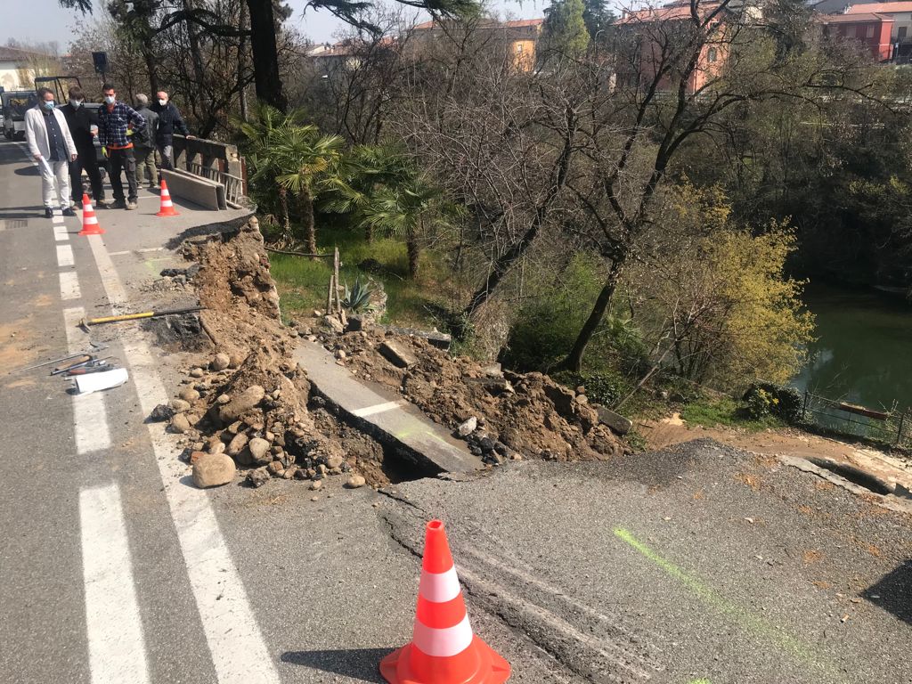 Brembate: cede la strada in via San Vittore