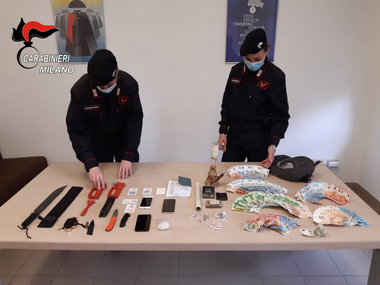 Machete, droga e tirapugni in casa a Pioltello, nei guai due giovani