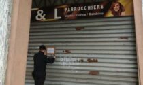 Due clienti 85enni entrano dalla porta sul retro: parrucchiere chiuso dai Carabinieri