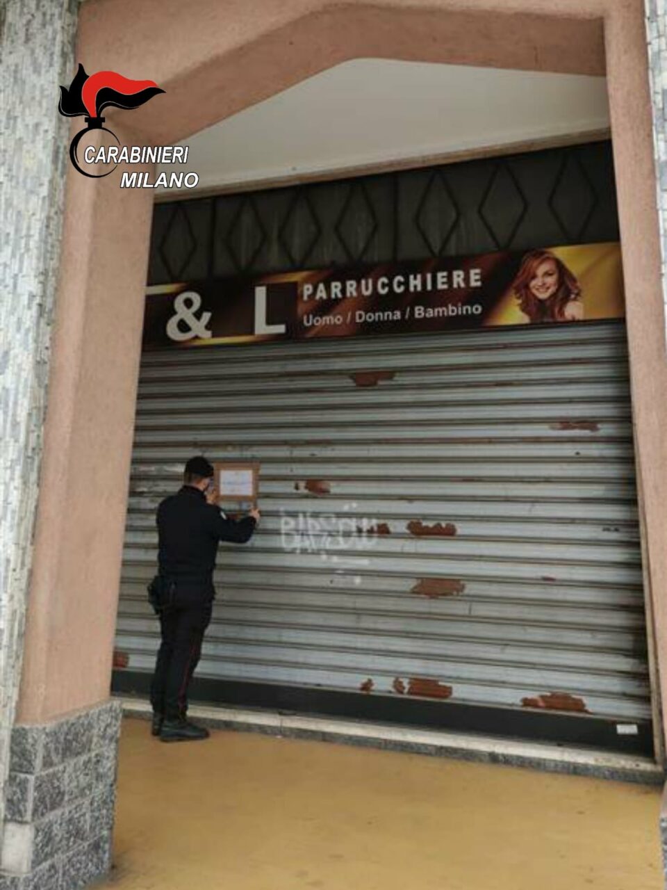 Due clienti 85enni entrano dalla porta sul retro: parrucchiere chiuso dai Carabinieri