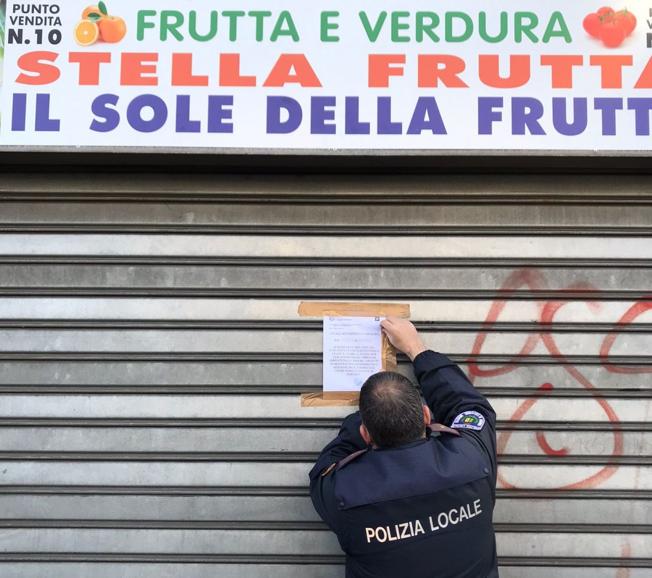 Non rispetto della normativa anti-Covid e altre irregolarità: fruttivendolo aperto da 24 ore subito chiuso dalla Polizia Locale