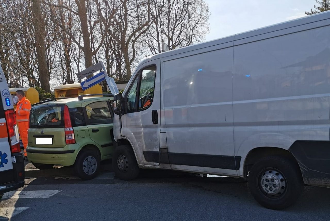 Scontro all’incrocio, furgone scaraventa un’auto sopra al marciapiede