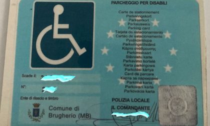 Pass falso per parcheggiare sugli stalli dei disabili: denunciata una 50enne