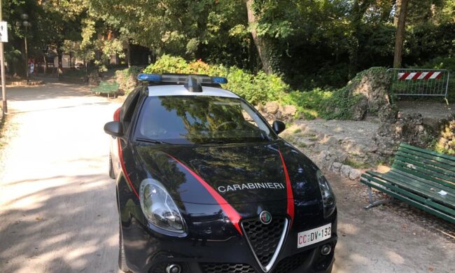 Tredicenne si ubriaca con la vodka al parco, trovata in coma etilico