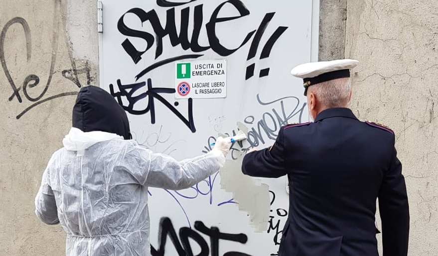Writer imbratta la stazione di Melzo, ma viene beccato: il conto è 12mila euro