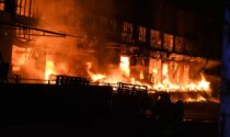 Devastante incendio in un capannone di stoccaggio: pompieri al lavoro tutta notte