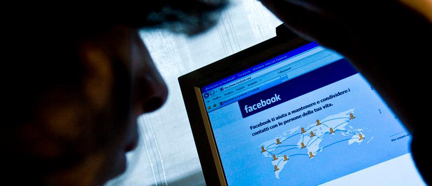 Scoprono che il figlio è omosessuale,  accusano le amiche di averlo “plagiato” e le minacciano