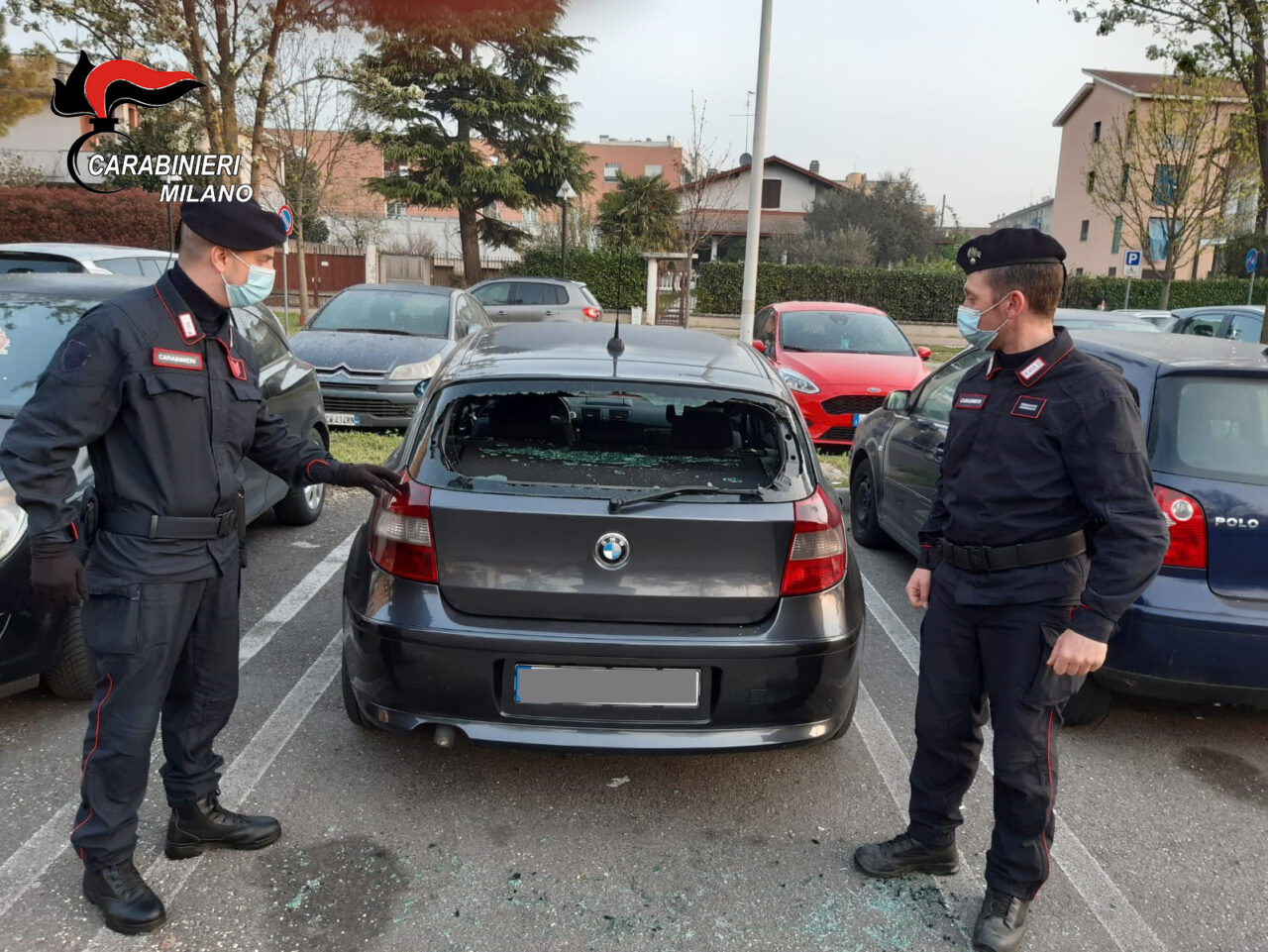 Sorpresi a rubare su un’auto aggrediscono il proprietario: tre arrestati