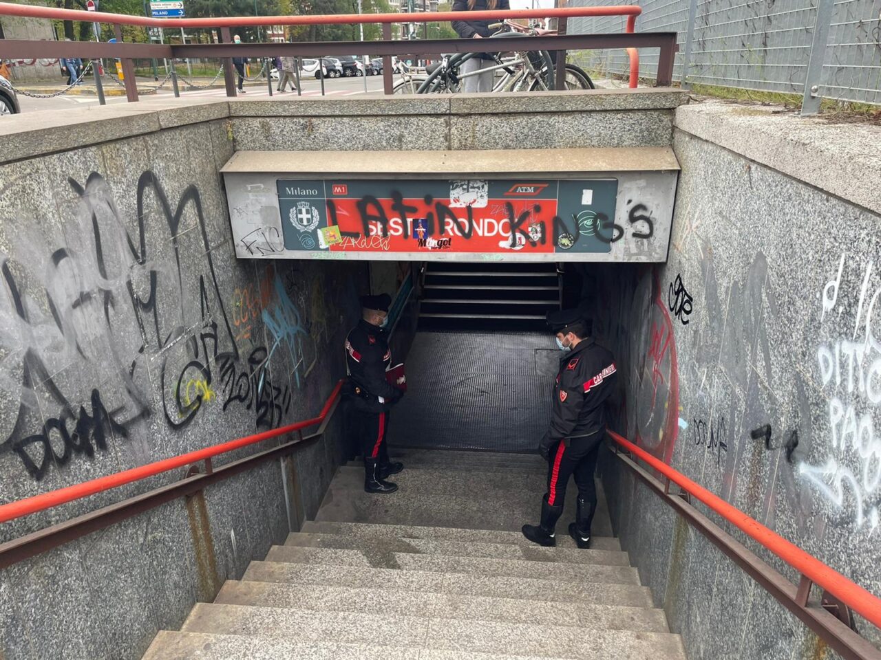 In stato confusionale, scende sui binari della metro a Sesto San Giovanni e blocca la circolazione: denunciato