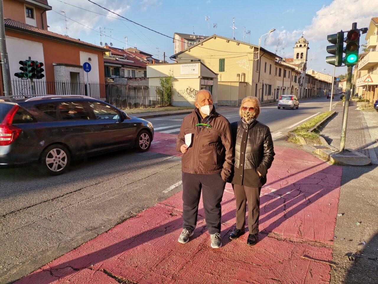 Per entrare a casa propria sono costretti a passare con il rosso e prendono la multa