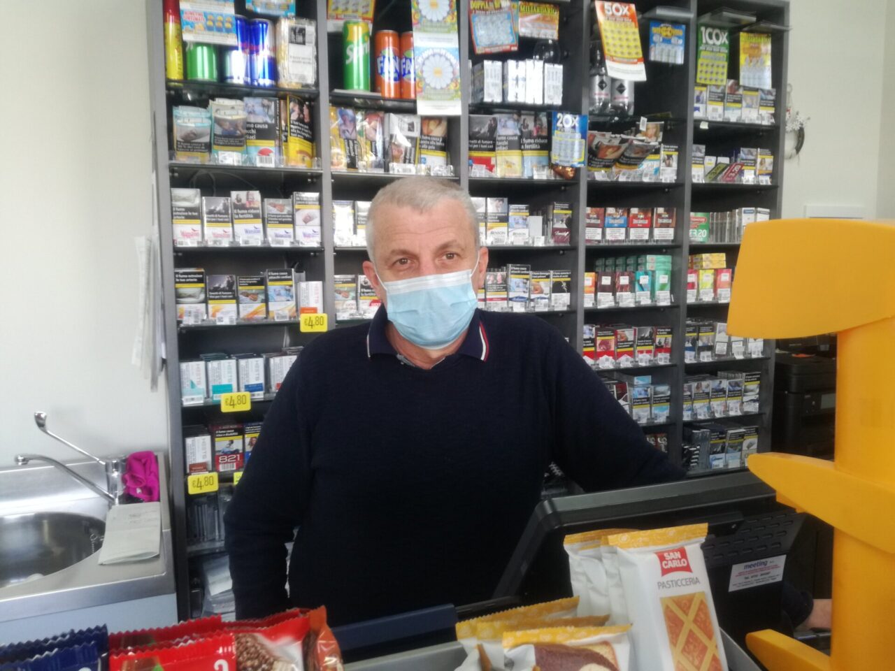 Terrore in tabaccheria: titolare buttato a terra con il coltello puntato alla gola