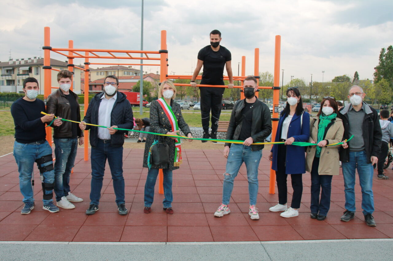 Taglio del nastro per la palestra gratuita e a cielo aperto di Pioltello