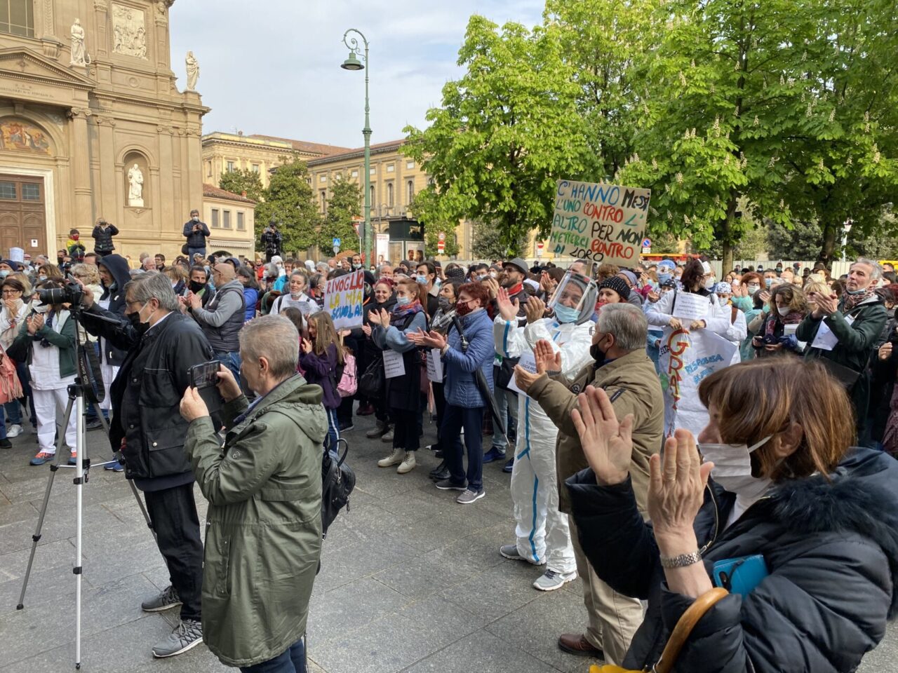 A Milano e Bergamo le proteste di negazionisti, no mask e no vax (cantando “la pandemia è una fesseria”)