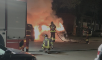 Auto in fiamme a Pioltello, intervengono i pompieri