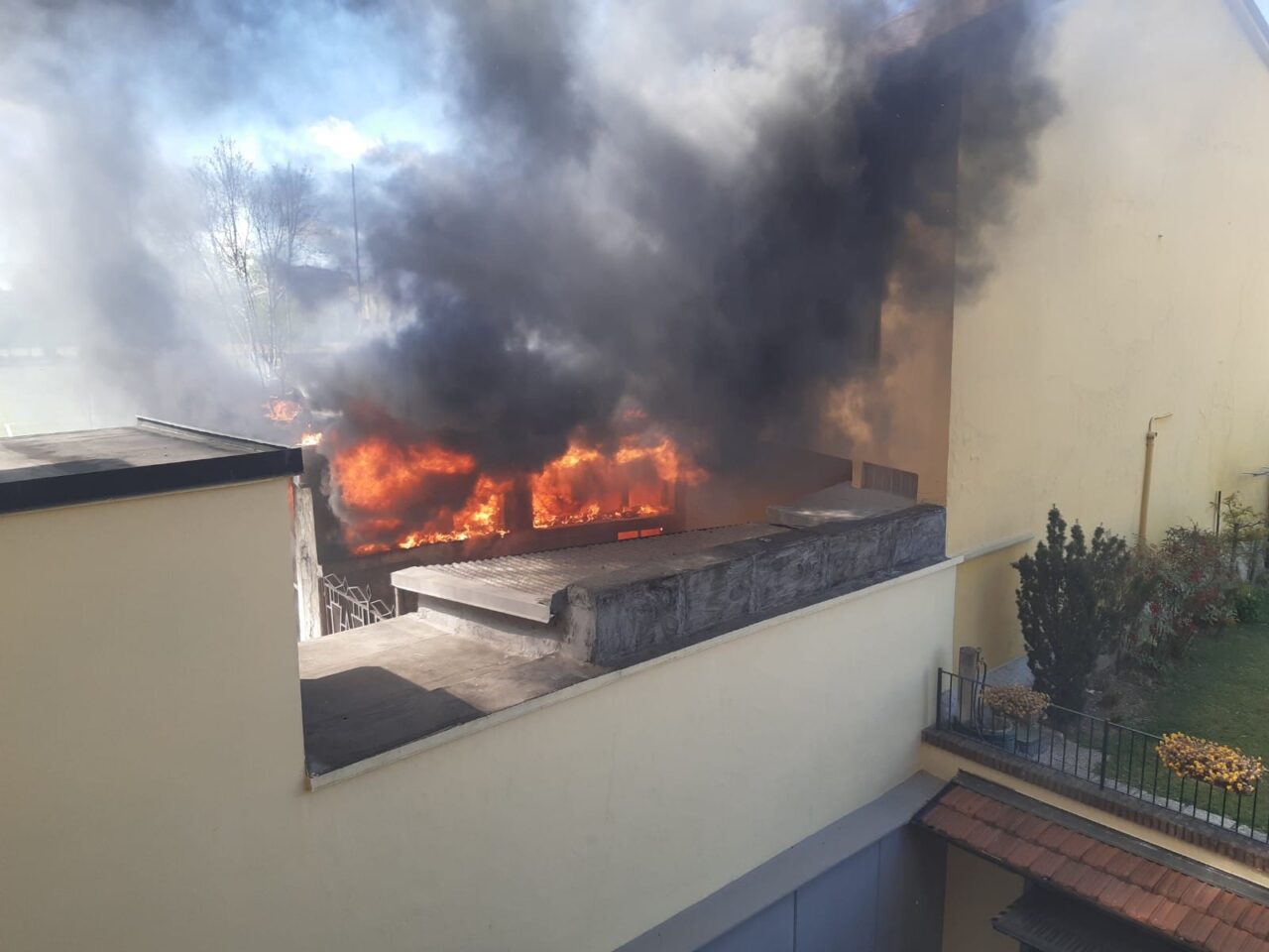 Incendio a Trezzo, in fiamme un box