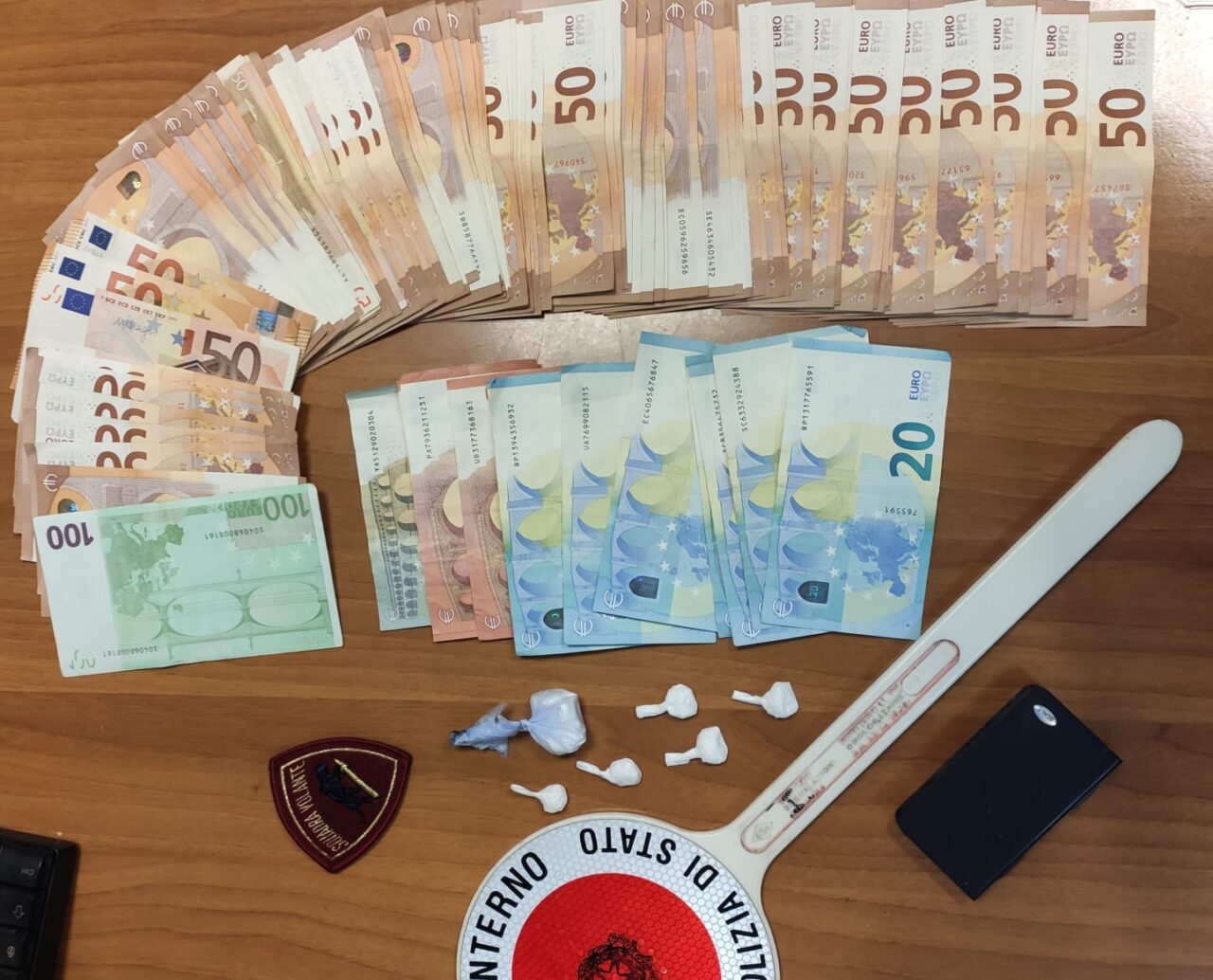 Spacciava droga nei giardini pubblici dove giocano i bambini, preso
