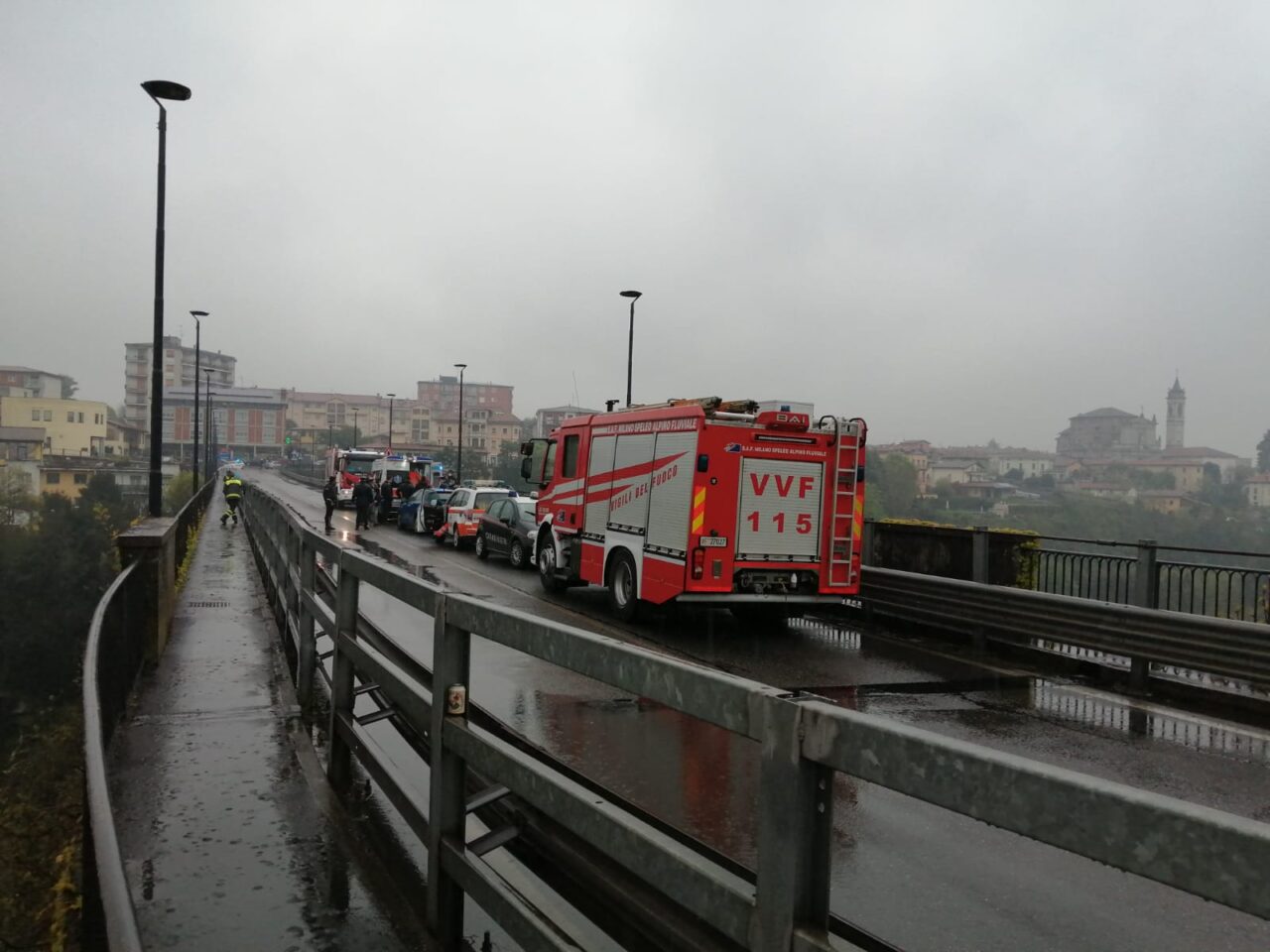 Minaccia di suicidarsi sul ponte di Trezzo, salvato da Forze dell’ordine e soccorritori