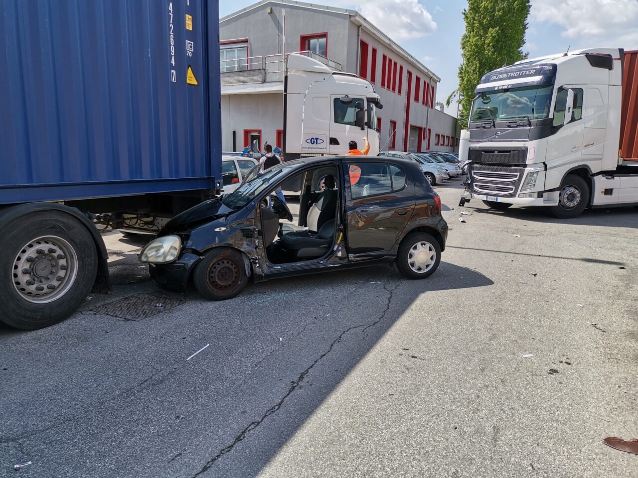 Si scontra con un Tir e finisce sotto un altro mezzo pesante