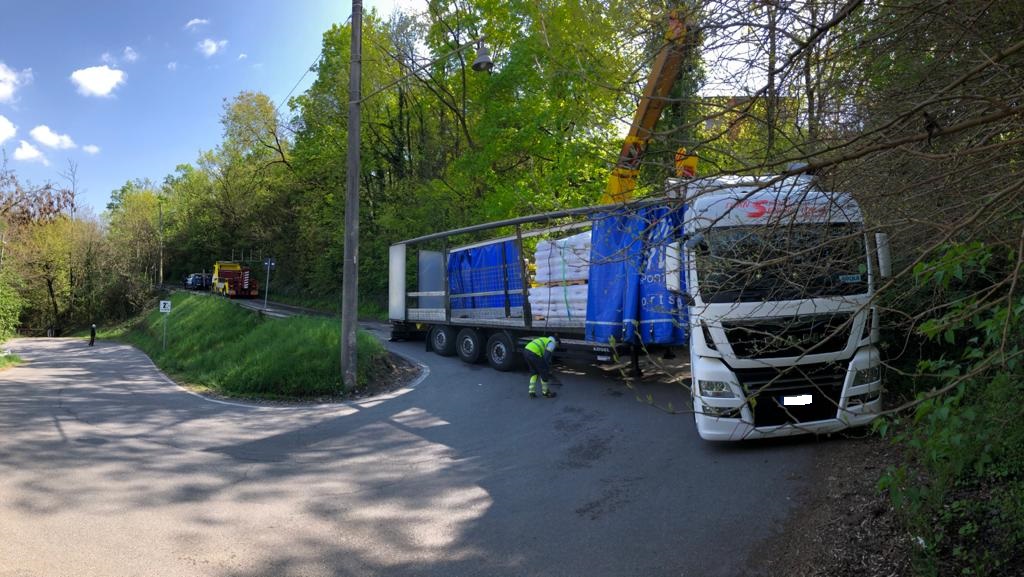 Camion incastrato sui tornanti, circolazione bloccata per sei ore