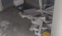 Raid vandalico in palestra: sedie lanciate e vernice a terra