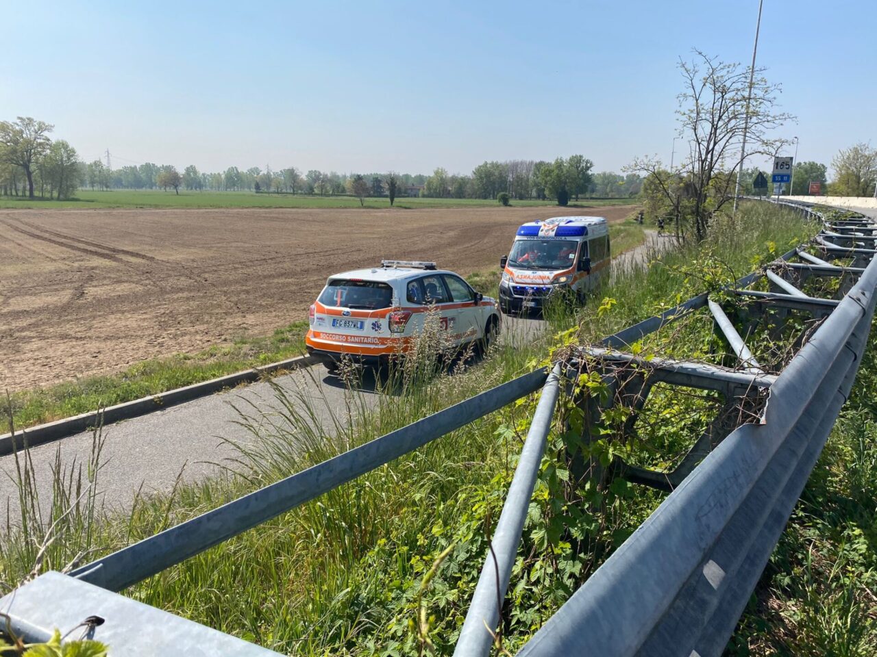 Ambulanza e automedica per un ciclista caduto sull’alzaia del Naviglio