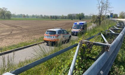 Ambulanza e automedica per un ciclista caduto sull'alzaia del Naviglio