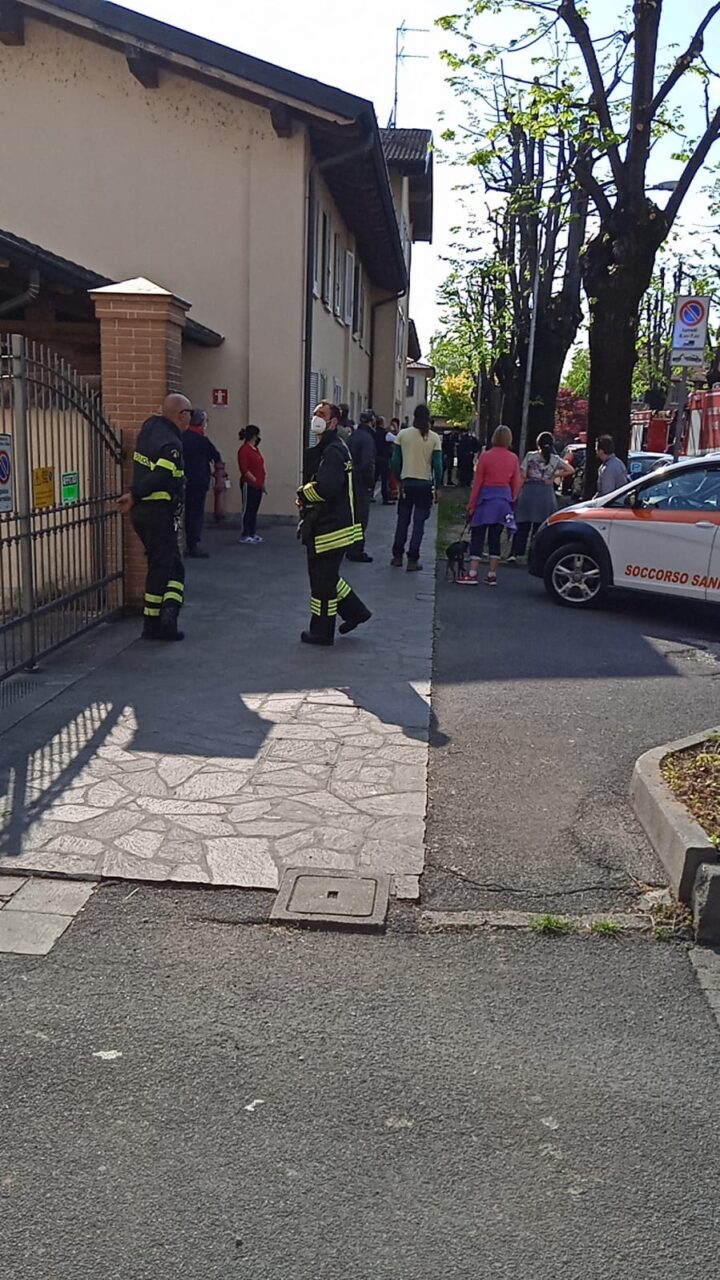 Esplosione e fiammata sul balcone, evacuato palazzo