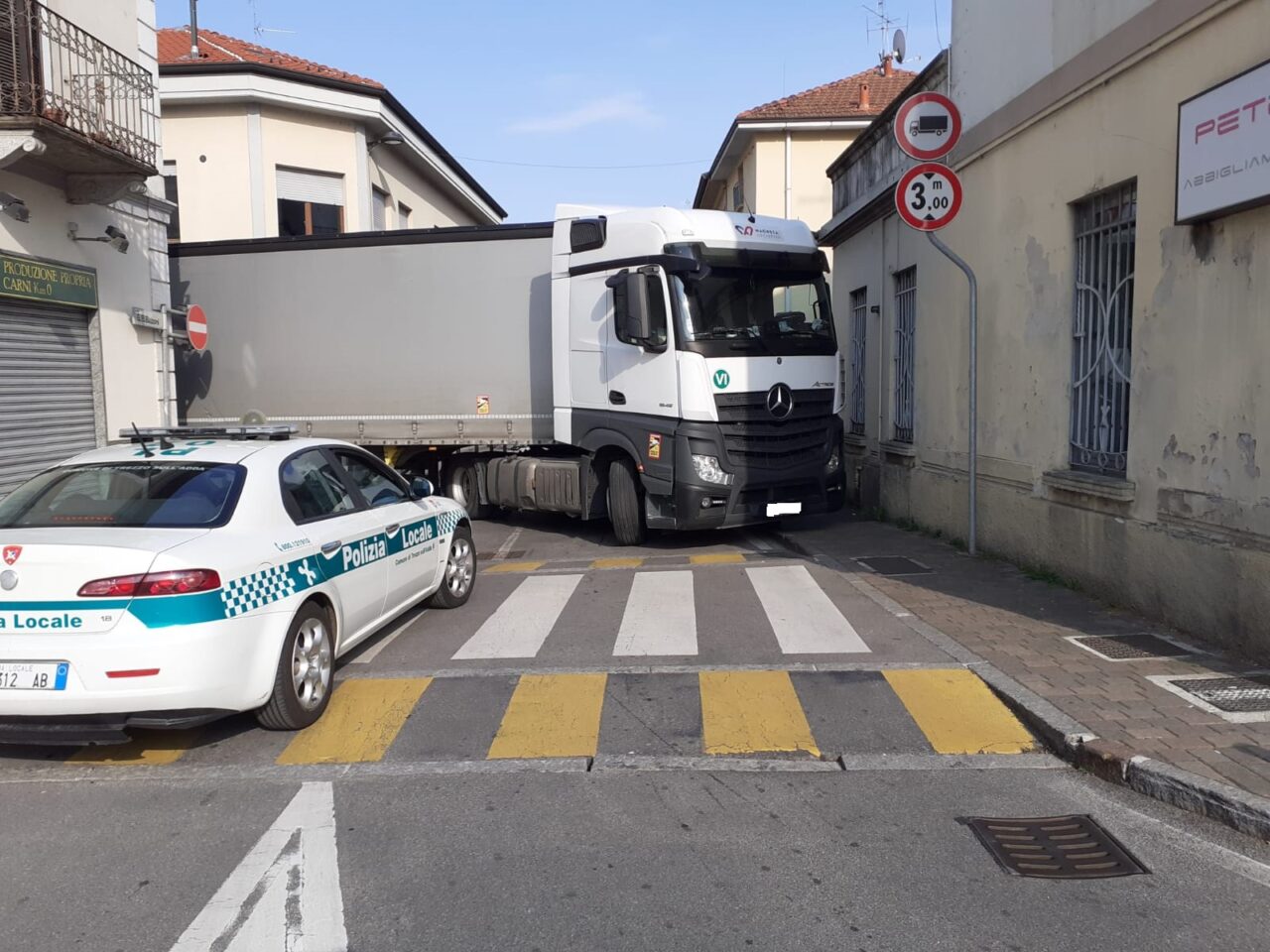 Un altro camion si è incastrato per le vie di Trezzo sull’Adda