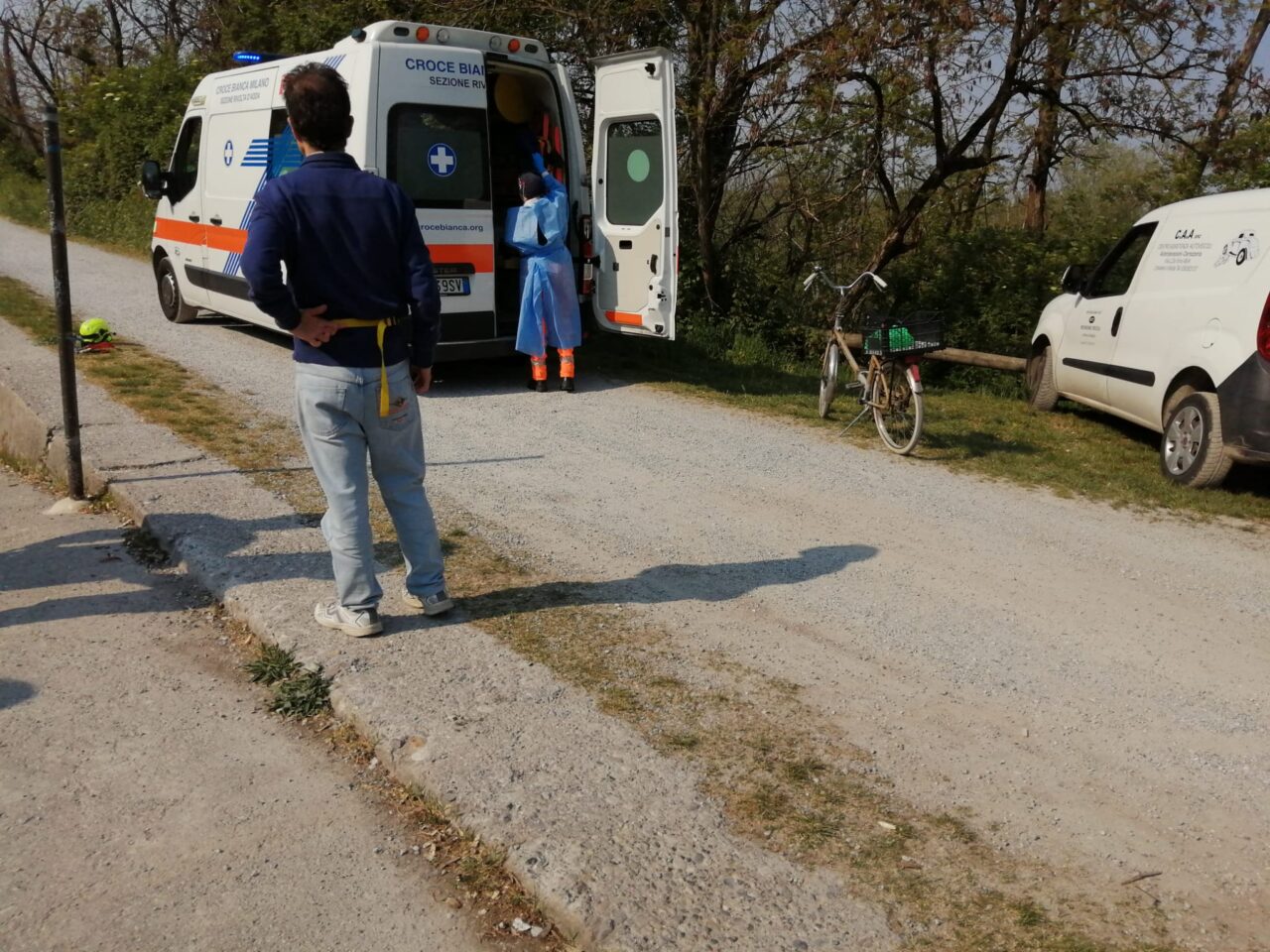 Malore in bicicletta, anziano cade nel Naviglio: è grave