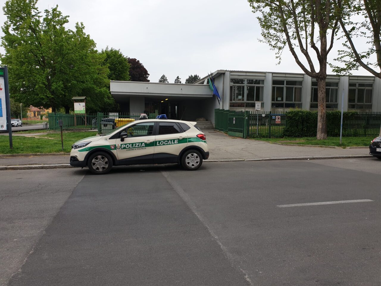 Paura alle medie: studente colpito alla testa dalla riloga di una tenda da cinque chili