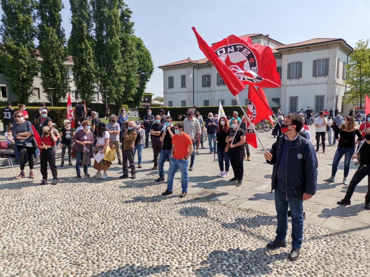 Martesana Libera ancora in piazza contro la libreria Altaforte: 18mila firme consegnate al sindaco di Cernusco