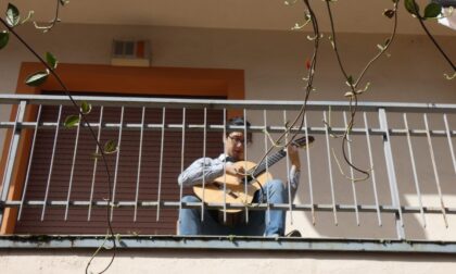 Suona sul balcone come nel primo lockdown: chitarrista torna in Italia per coltivare la sua passione