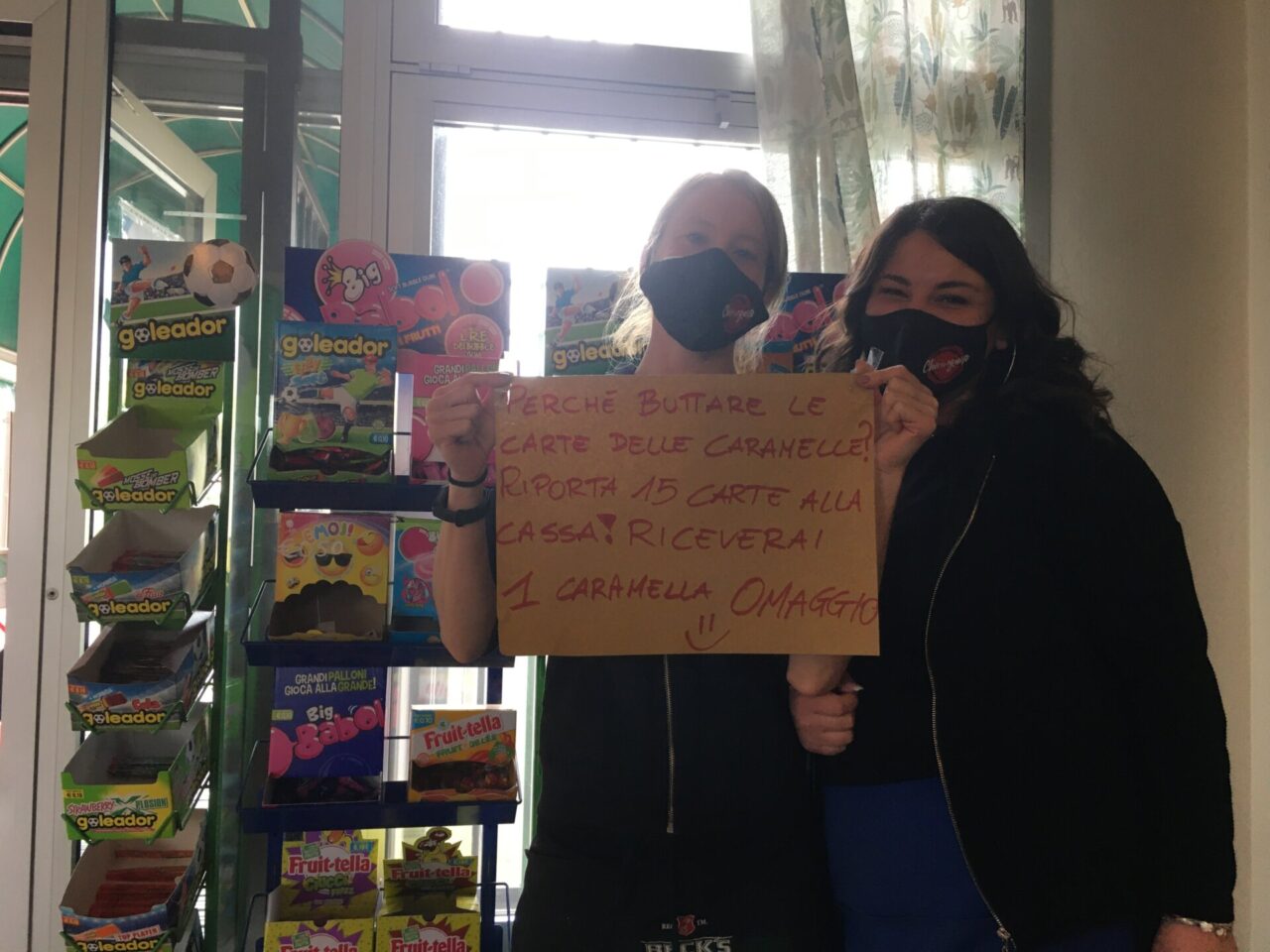 “Bimbi, non buttate le carte per terra: portatele a noi, vi diamo una caramella in omaggio”