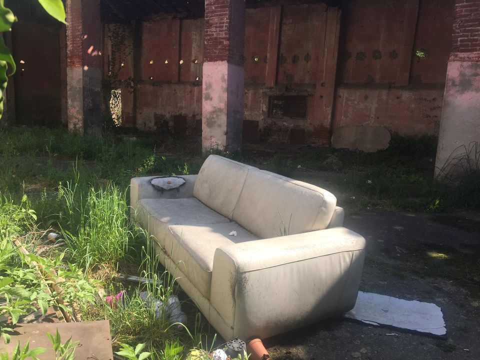 In attesa della ristrutturazione Cascina Bruni diventa un “cimitero” per vecchi mobili ed elettrodomestici