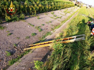 Ciclista cade nel canale senz’acqua: in ospedale con l’elisoccorso