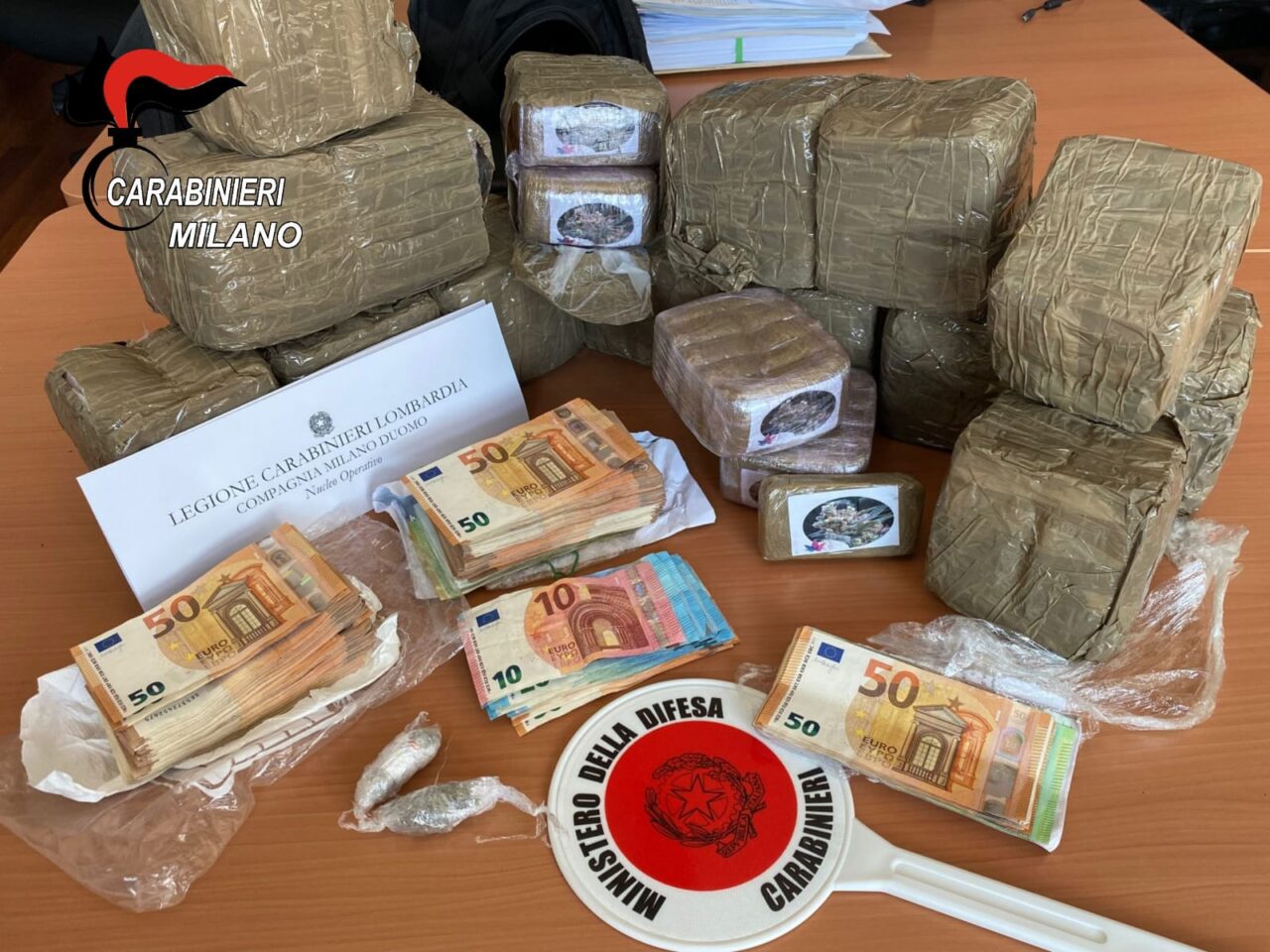 Sedici chili di droga nascosti in casa e… nel tombino