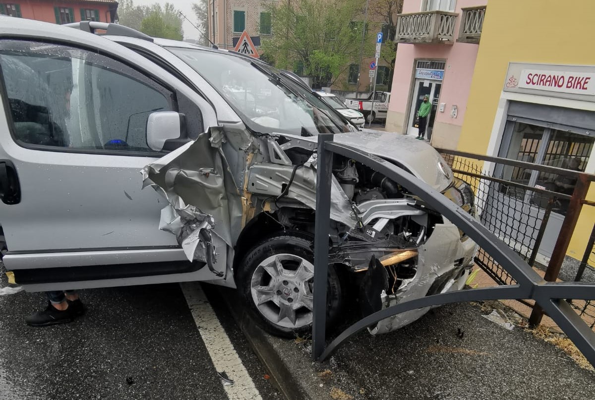 Truffatori  fuggono dai Carabinieri col figlio di 18 mesi in auto e si schiantano