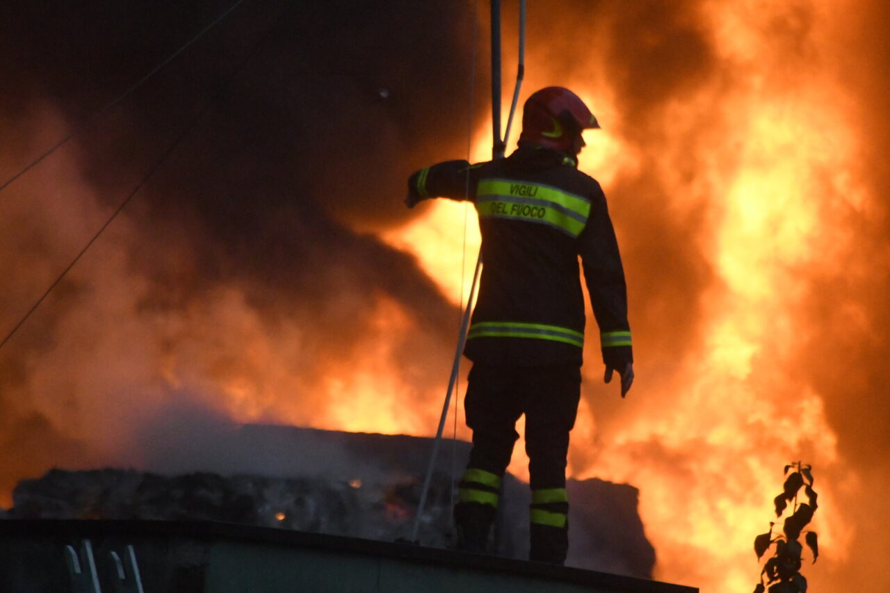 Due furgoni in fiamme: incendio in un capannone sulla Padana a Vimodrone