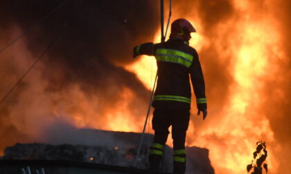 Due furgoni in fiamme: incendio in un capannone sulla Padana a Vimodrone