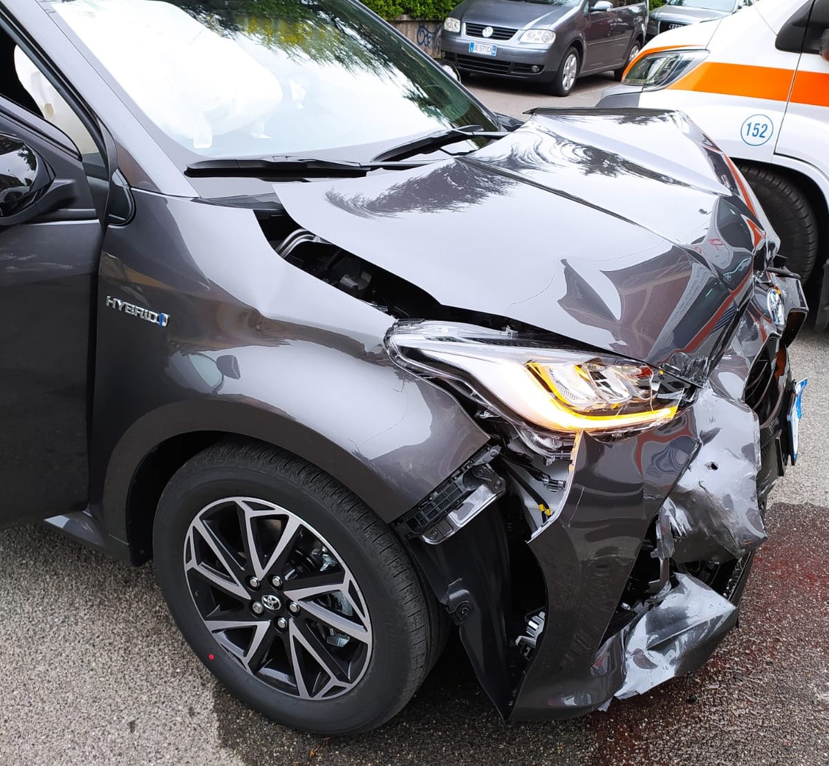 Incidente all’incrocio tra auto: due 21enni finiscono in ospedale