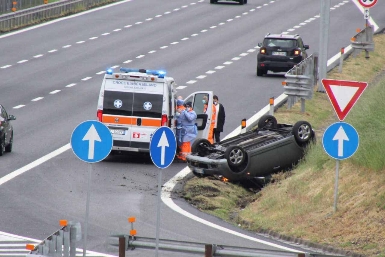 Auto ribaltata all’ingresso della Tangenziale