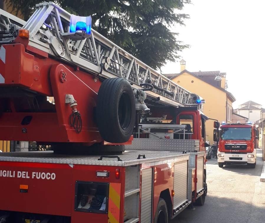 Bimba di cinque mesi resta chiusa dentro l’auto