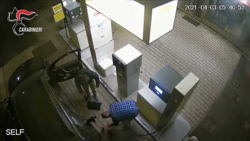 Lancio di molotov al centro vaccinale: in carcere due no vax