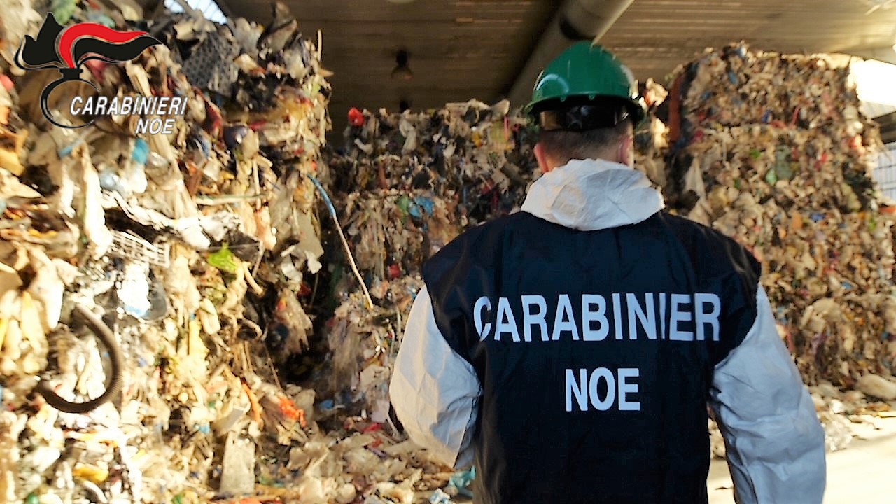 Traffico di rifiuti metallici da due milioni di euro: cinque arresti dei Carabinieri