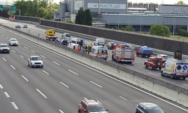Paura sulla A4: auto si ribalta
