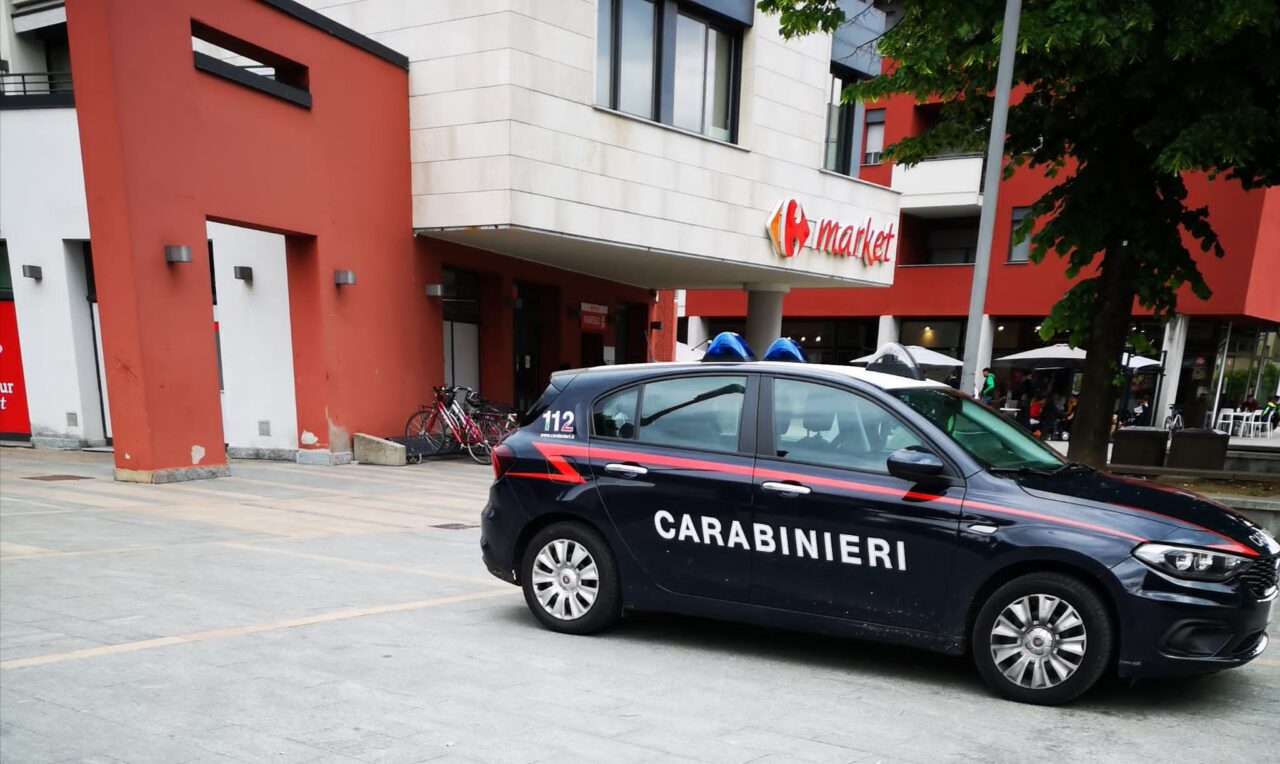 Vandalismi, sporcizia e schiamazzi: piazza De Gasperi a Gorgonzola sorvegliata speciale
