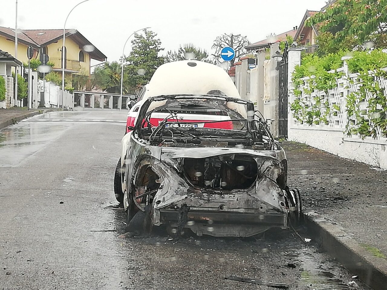 Auto in fiamme a pochi metri dalle abitazioni a Basiano
