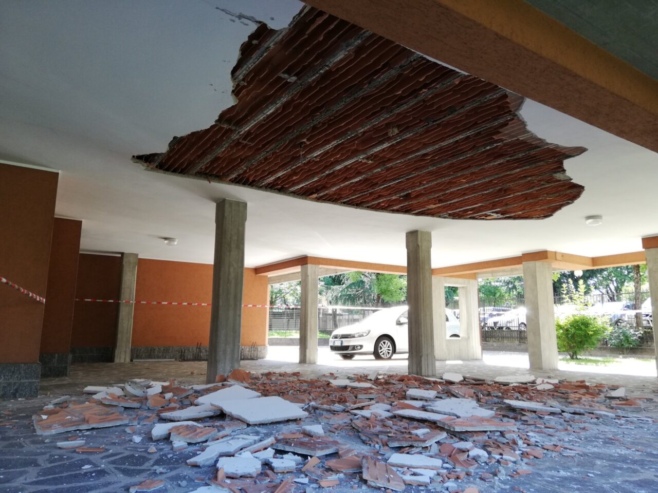 Crolla il soffitto all’ingresso di una palazzina: paura a Bellinzago