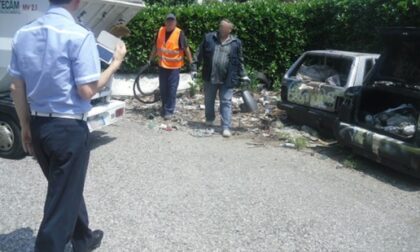 Carcasse di auto abbandonate nei parcheggi dell'Aler, arriva l'ok per la rimozione