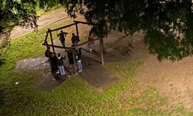 Urla, danni e sporcizia, a Canonica parchetto “in ostaggio” di giovani maleducati